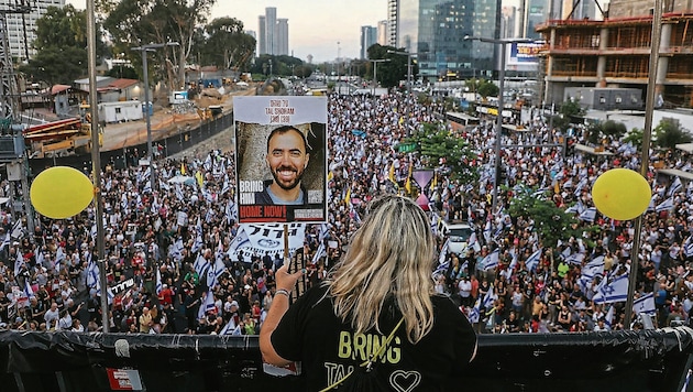 The picture of Tal Shoham at a demonstration for the hostages in Israel (Bild: GIL COHEN-MAGEN AFP or licensors)