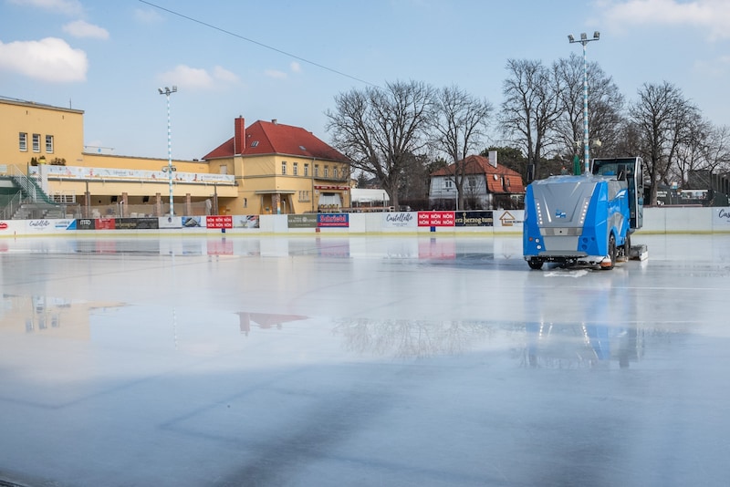 Ob es sinnvoll ist, den beliebten Eislaufplatz weiterzuführen, muss erst evaluiert werden. (Bild: Doris_SEEBACHER)