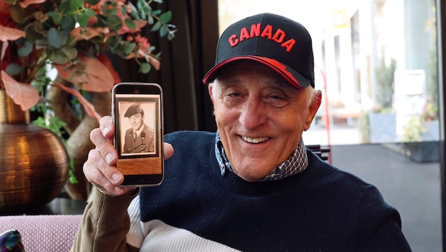 Heinrich proudly shows the camera a photo of his younger self in the army. (Bild: Jauschowetz Christian)