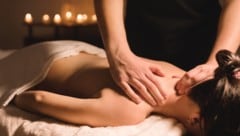 Während einer Massage soll der Angeklagte die Situation schamlos ausgenützt haben. (Bild: yanik88 - stock.adobe.com)