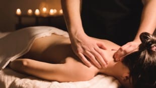 Während einer Massage soll der Angeklagte die Situation schamlos ausgenützt haben. (Bild: yanik88 - stock.adobe.com)