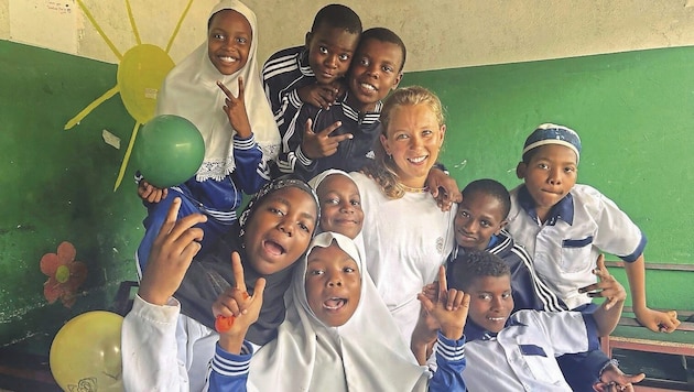 Schwimmerin Lena Opatril unterrichtet an einer Schule auf Sansibar. (Bild: Lena Opatril)