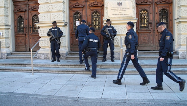 The police are gearing up (Bild: KRONEN ZEITUNG/Jürgen Radspieler, Krone KREATIV)