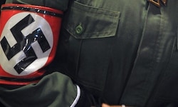 Verschiedene Gegenstände aus der Nazizeit mit SS-Runen, Hakenkreuz und Reichsadler wurden im ...