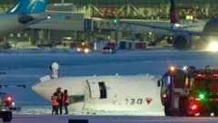 Am Montag hat ein Flugzeug in Toronto eine Bruchlandung hingelegt. Niemand der 80 Menschen an Bord wurden ersten Informationen nach lebensgefährlich verletzt. (Bild: Geoff Robins)