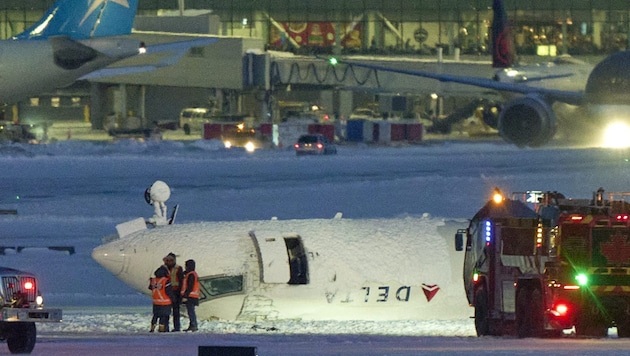 On Monday, an airplane crash-landed in Toronto. According to initial information, none of the 80 people on board suffered life-threatening injuries. (Bild: AFP/Geoff Robins)