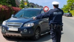 Fahrzeugkontrolle? Bitte ruhig bleiben und die Nerven bewahren: Polizisten sind auch nur Menschen und machen ihre Arbeit. (Bild: Gerhard Seybert)