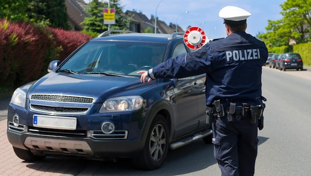 Fahrzeugkontrolle? Bitte ruhig bleiben und die Nerven bewahren: Polizisten sind auch nur Menschen und machen ihre Arbeit. (Bild: Gerhard Seybert)