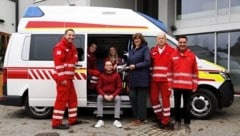 Wieder vereint (v. l.): Sanitäter Eckhart Herbe, Tobias Fleischandler und Marlene Kröpfl, Patient Stefan Hirschhofer, Ersthelferin Margarita Schöfl, Notarzt-Sani Egon Leitner und Notarzt Roland Stöger. (Bild: OÖRK_StephanHerbe)