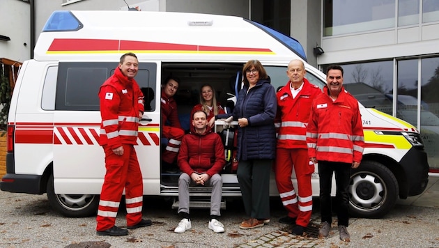 Reunited (from left to right): paramedics Eckhart Herbe, Tobias Fleischandler and Marlene Kröpfl, patient Stefan Hirschhofer, first aider Margarita Schöfl, paramedic-sani Egon Leitner and emergency doctor Roland Stöger. (Bild: OÖRK_StephanHerbe)