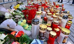 Stofftiere, Briefe und ein Lichtermeer – das alles hinterlassen Trauernde am Ort des Schreckens ...