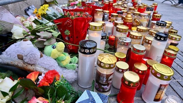 Stuffed animals, letters and a sea of lights - mourners leave all this behind at the scene of the horror in Villach. (Bild: Evelyn Hronek)