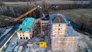 Am Dienstag wurden die Einsatzkräfte mit dem Stichwort „Personen in Liftschacht gestürzt“ zu einer Baustelle nach St. Martin bei Traun gerufen. (Bild: Kerschbaummayr Werner)