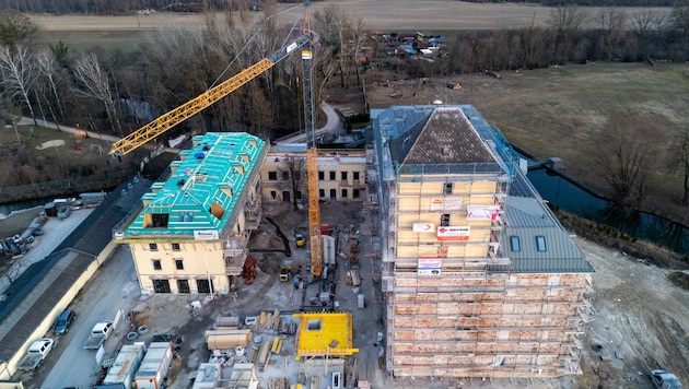 Am Dienstag wurden die Einsatzkräfte mit dem Stichwort „Personen in Liftschacht gestürzt“ zu einer Baustelle nach St. Martin bei Traun gerufen. (Bild: Werner Kerschbaummayr)