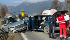 Die Autos wurden bei der Kollision schwer demoliert. (Bild: zoom.tirol)