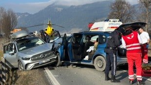 Die Autos wurden bei der Kollision schwer demoliert. (Bild: zoom.tirol)