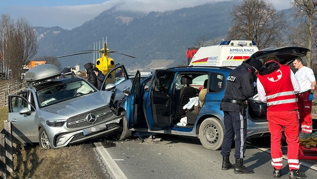 The cars were badly demolished in the collision. (Bild: zoom.tirol)