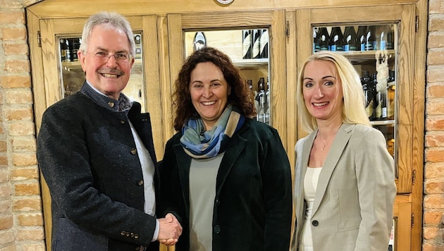 Sandra Schön-Schuckert (right) becomes deputy mayor, Gudrun Sperner-Habitzl takes over as head of the town hall - and the head of the Landhaus naturally congratulated his "successors". (Bild: LT-Direktion/Schultes)