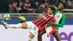 Am Ende hat alles athletische Können der Milan-Kicker nicht gereicht: Feyenoord steht durch ein 1:1 in Mailand im Achtelfinale der Champions League ... (Bild: Associated Press)