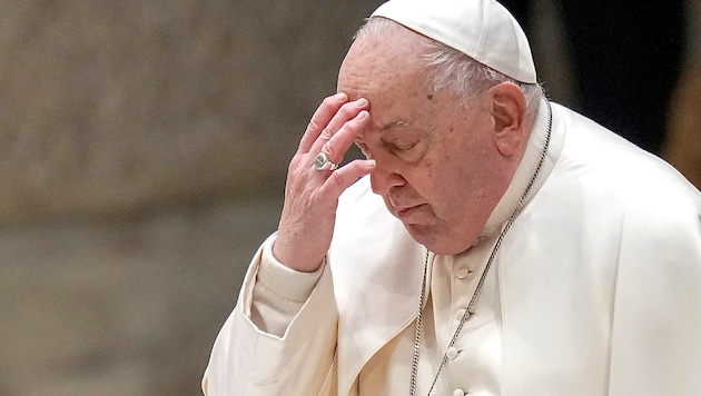 According to his doctors, Pope Francis' stay in hospital is likely to be extended over the next week. (Bild: AP)