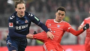 Köln-Kicker Mathias Olesen (li.) hier im Zweikampf mit Bayerns Jamal Musiala.
