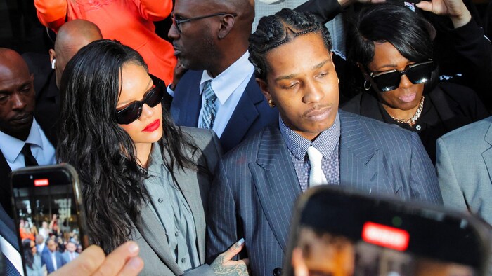 Vor dem Gericht wurde das Paar von Reportern umringt.