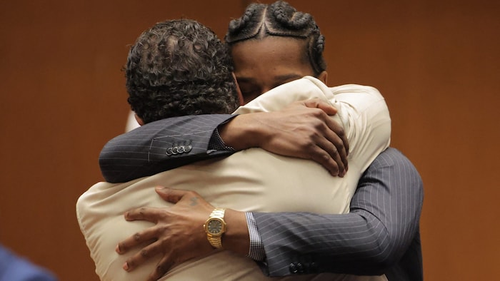 Nach dem Freispruch umarmte der Rapper seine Anwälte.