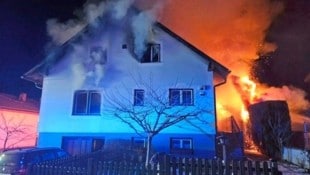 Kurz nach Mitternacht stand dieses Has in Ernstbrunn in Flammen. Der Besitzer konte nur noch tot geborgen werden. (Bild: FF Ernstbrunn)