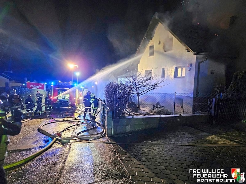 Klirrende Kälte war Problem bei den Löscharbeiten.  (Bild: FF Ernstbrunn)