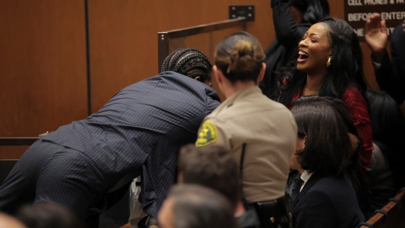 A$AP Rocky stürzte sich nach dem Freispruch in Rihannas Arme. (Bild: AFP/POOL/Daniel Cole)