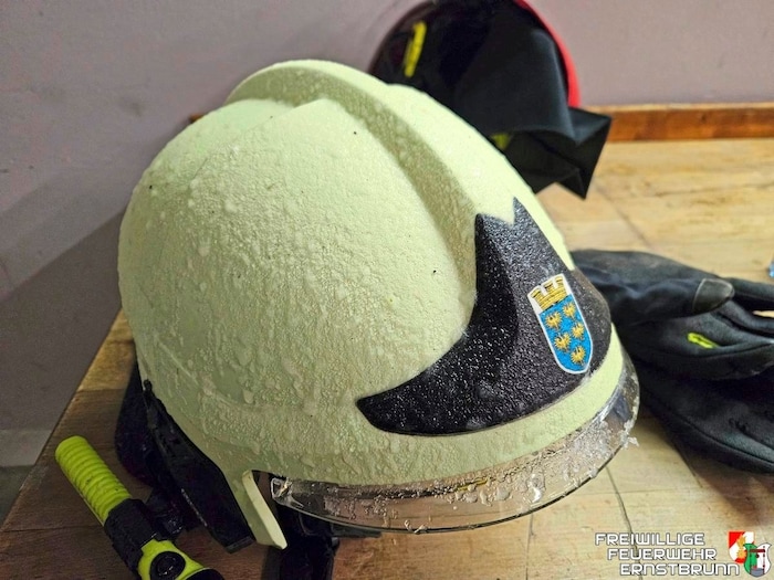 Ausrüstung der Feuerwehrleute war von Eis überzogen.
