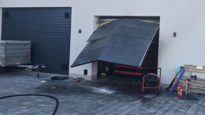 In der Garage entstand ein erheblicher Sachschaden – die Höhe ist noch unklar.
