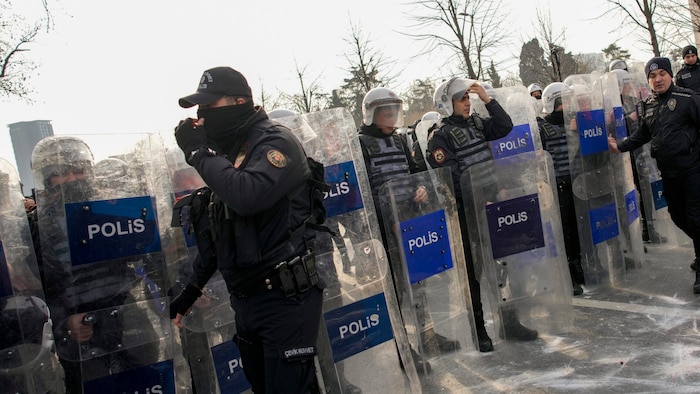 Die Polizei nahm bereits mehr als 1400 Personen fest.