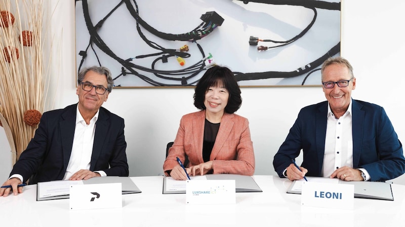 Das Bild aus dem September 2024, mit dem der Eigentümerwechsel bei Leoni dokumentiert wurde: Stefan Pierer (li.), Chen Wang von Luxshare und Leoni-Vorstandschef Klaus Rinnerberger. (Bild: LEONI AG)