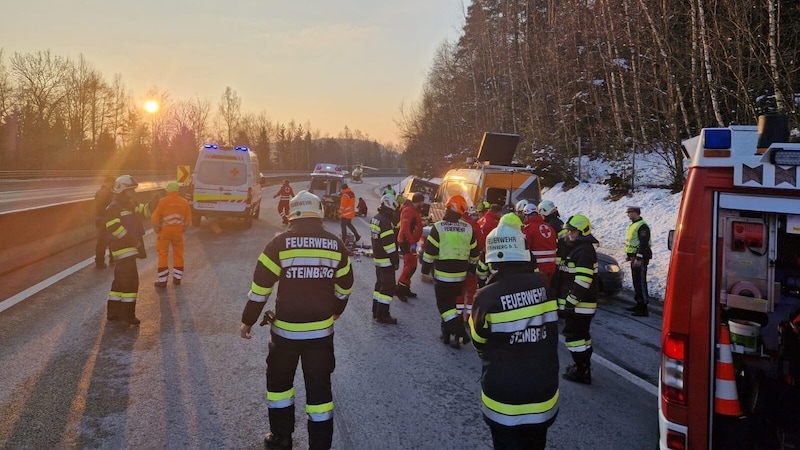 Schrecklicher Unfall gestern Früh auf der A 2: Feuerwehr und Rotes Kreuz halfen sofort. (Bild: R. Wonisch | Rotes Kreuz Stmk)