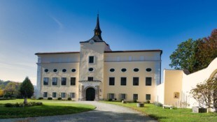 Die barocke Anlage besteht aus Schloss und Wirtschaftsgebäude.