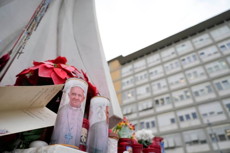 Vor der Klinik im Westen von Rom haben sich inzwischen auch zahlreiche Kamerateams und Fotografen versammelt. (Bild: AP)