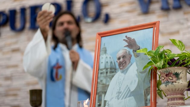 Prayers are being said for the head of the Catholic Church at masses around the world. (Bild: AP)