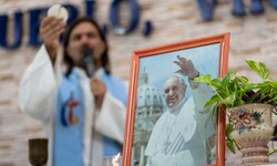 Weltweit wird in Messen für das katholische Kirchenoberhaupt gebetet. Franziskus ist seit 2013 ...