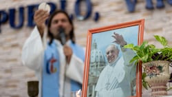 Weltweit wird in Messen für das katholische Kirchenoberhaupt gebetet. Franziskus ist seit 2013 im Amt und inzwischen der zweitälteste Papst der Geschichte. (Bild: AP)