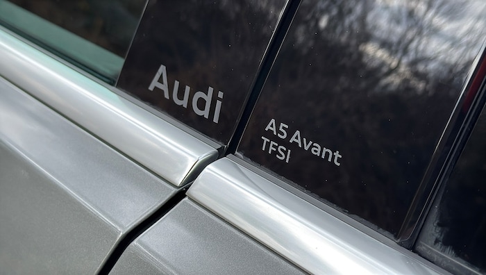 Die Modellbezeichnung an der B-Säule ist – anders als bei VW – nicht aufgeklebt, sondern geätzt.