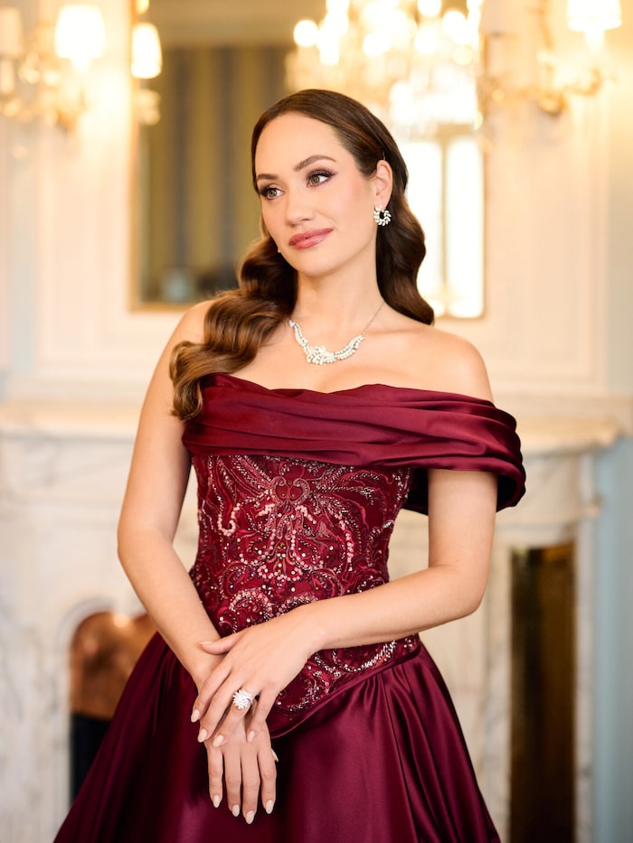 Wie das Collier stammen auch die Ohrringe und der Schmuck von K. u. K. Juweliers Rozet ...