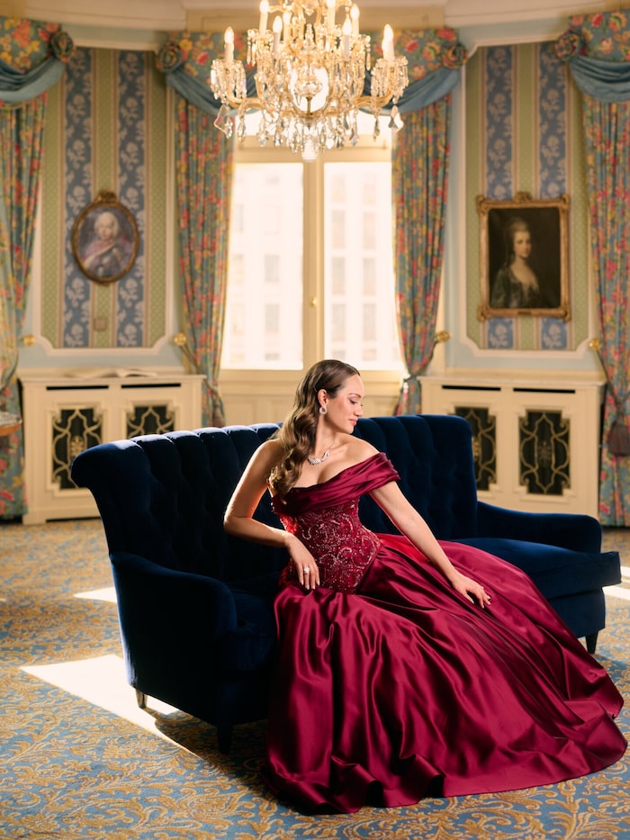 Die wunderschöne Robe wurde von Tamara Mascara in Handarbeit gefertigt.