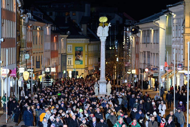 Am Dienstagabend fand der Trauermarsch zum Gedenken der Opfer in Villach statt. (Bild: EPA)