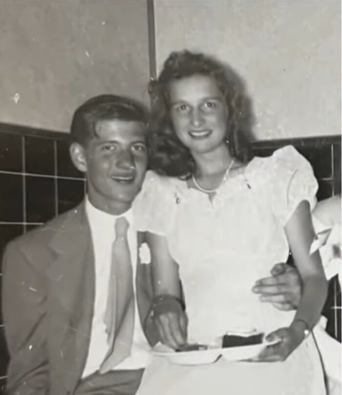 Bill und Joanne als Highschool-Sweethearts in den 50er-Jahren