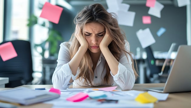 Stress at work or in the private sphere is a problem for employees. Now there is a programme that removes the taboo from this problem. (Bild: Krone KREATIV/CozyDigital - stock.adobe.com)