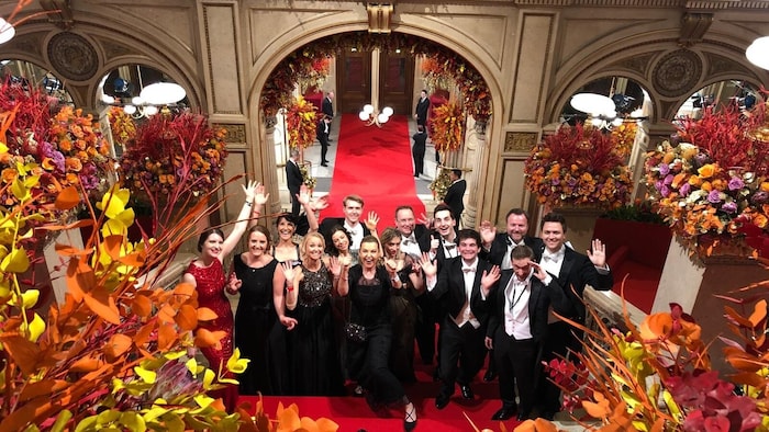 Ein Gruppenfoto mit den Aufnahmeleitern und Floormanagern des Wiener Opernballs.