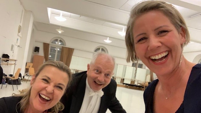 Haschek mit Kameramann Wolfgang Hirschl und Kamerafrau Marion Steiner im Ballettsaal der Oper.