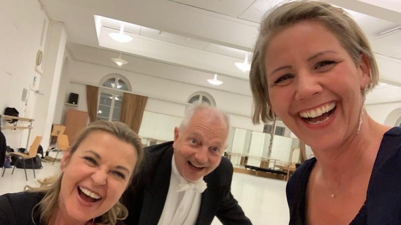 Haschek mit Kameramann Wolfgang Hirschl und Kamerafrau Marion Steiner im Ballettsaal der Oper. (Bild: ZvG)