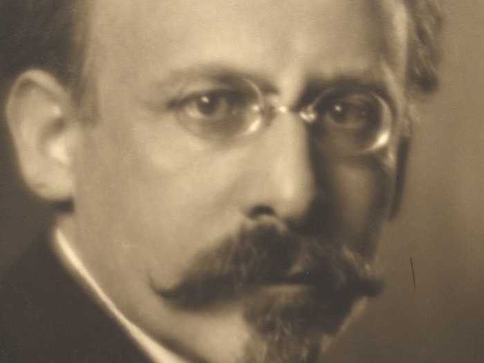 Hugo Breitner (1873-1946) war einer der erfolgreichsten Finanzpolitiker der SPÖ. Der ehemalige Banker prägte das „Rote Wien“ und dessen Erfolge entscheidend mit. 